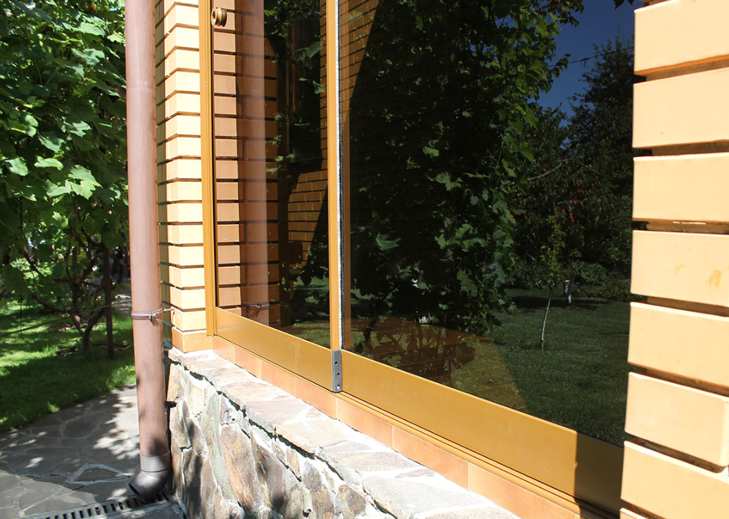 Установка раздвижных алюминиевых дверей на террасу